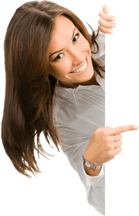 девушка показывает на подарок